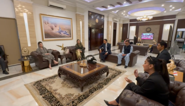 وزیراعلیٰ پنجاب مریم نواز شریف سے ایتھلیٹ،جرنلسٹ مونا خان اور کوچ محمد یوسف کی ملاقات