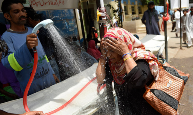 کراچی : شدید گرمی کی لہر جاری، درجہ حرارت 40 ڈگری تک جانے کا امکان