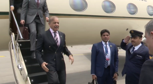 وزیراعظم محمد شہباز شریف پاکستان- ترکیہ- آذربائیجان سہ فریقی اجلاس میں شرکت کے لئے آذربائیجان کے شہر لاچین پہنچ گئے