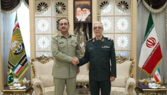 فیلڈ مارشل عاصم منیر کی ایرانی چیف آف جنرل اسٹاف سے ملاقات، باہمی دلچسپی کے امور پر گفتگو