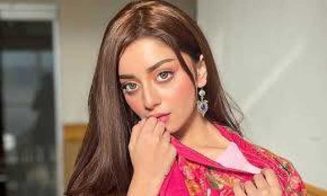 کوئی کاسمیٹک سرجری نہیں کروائی، مجھے اکیلا چھوڑ دیں، علیزے شاہ
