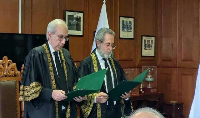 جسٹس منیب اختر نے قائم مقام چیف جسٹس کے عہدے کا حلف اٹھا لیا