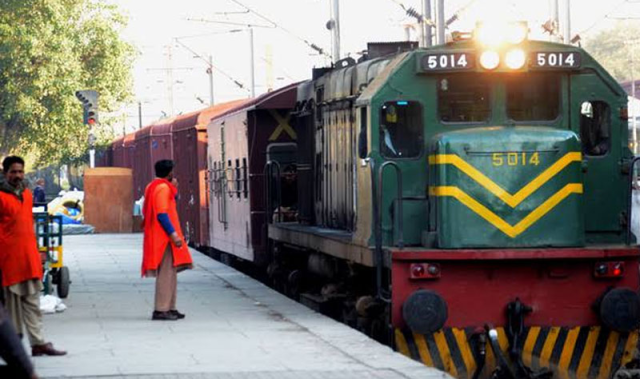 پاکستان ریلویز نے 11 ماہ میں 83 ارب کی ریکارڈ آمدنی حاصل کرلی