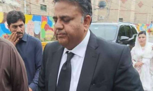 کرپشن کیس میں فواد چوہدری کے وارنٹ گرفتاری جاری