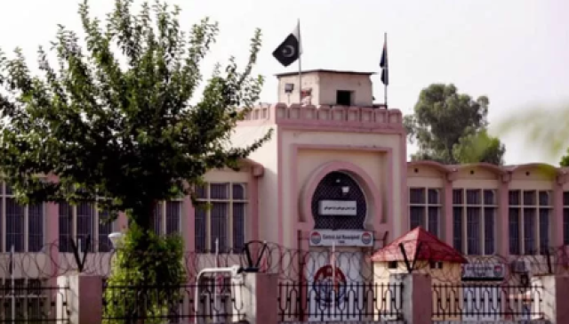 اڈیالہ جیل میں صبح 7 بجے نماز عید ادا کی گئی