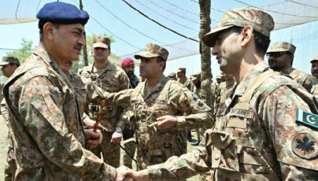 فیلڈ مارشل سید عاصم منیر کا لائن آف کنٹرول پر اگلے مورچوں کا دورہ