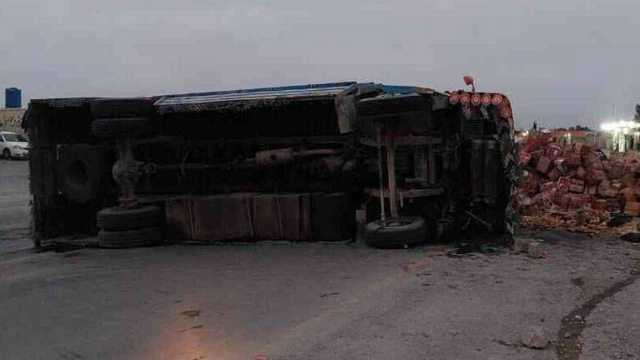 گھوٹکی: ایم 5 پر ٹرک بے قابو ہو کر الٹ گیا، ایک شخص جاں بحق، 10 زخمی