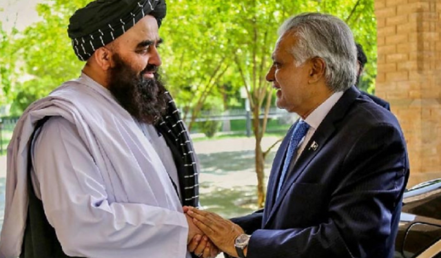 اسحق ڈار کا افغان وزیر خارجہ سے رابطہ ، اعتماد کے فروغ کیلئے تعاون جاری رکھنے پر اتفاق