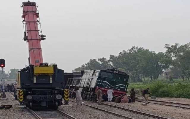 میرپور ماتھیلو:مال بردار ٹرین کا انجن اور 5 بوگیاں پٹڑی سے اتر گئیں, مسافر گاڑیوں کو ا سٹیشنوں پر روک دیا گیا۔