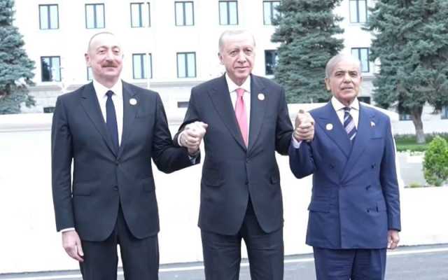 پاکستان، ترکیہ اور آذربائیجان کے درمیان مثالی برادرانہ تعلقات,تینوں رہنماؤں کا ہاتھ تھام کر یکجہتی کا اظہار