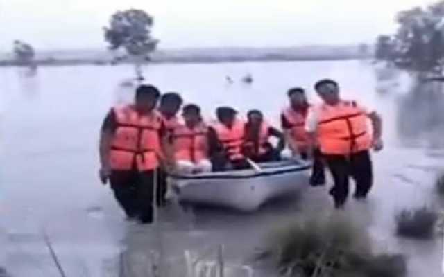 اٹک : ریسکیو اہلکاروں نے دریائے سندھ میں پھنسے 4 افراد کو بحفاظت نکال لیا۔