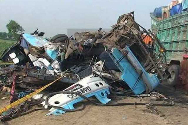 مظفرگڑھ: تیز رفتار ٹرالر اور بس کی آپس میں خوفناک ٹکر، 6 افراد کی جان لے گئی۔