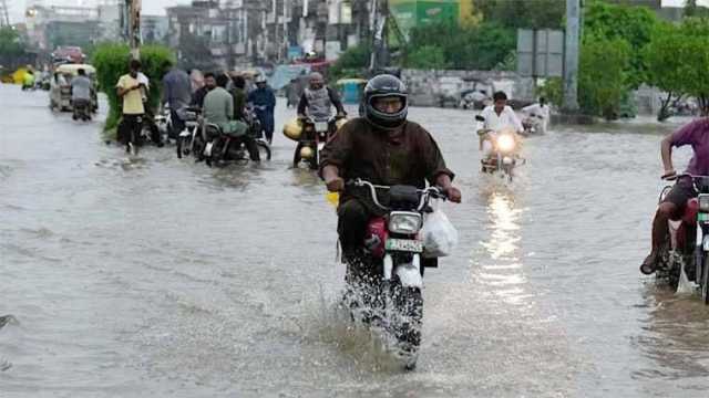 لاہور سمیت پنجاب کے مختلف اضلاع میں طوفانی بارش، نشیبی علاقے زیرآب