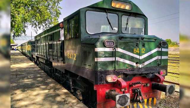 پشاور سے کوئٹہ جانیوالی جعفر ایکسپریس کو سکیورٹی خدشات پر سبی ریلوے اسٹیشن پر روک لیا گیا