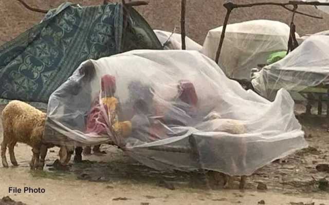 ڈیرہ اسماعیل خان میں سیلاب کی تباہی، کچے کے مکین بے گھر، کھلے آسمان تلے رہنے پر مجبور