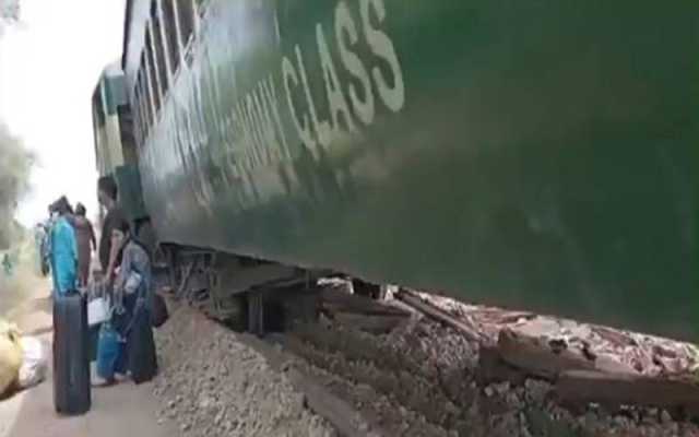 راولپنڈی سے کوئٹہ جانے والی جعفر ایکسپریس کے قریب دھماکا، 3 بوگیاں پٹری سے اُتر گئیں.
