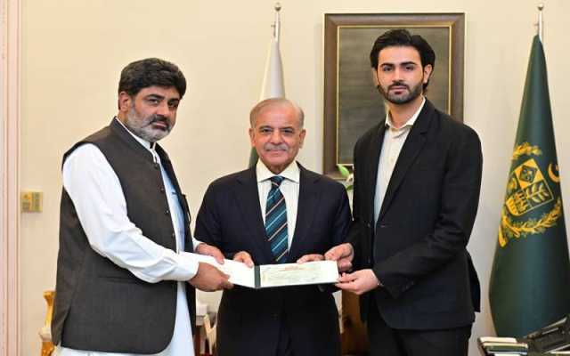 وزیراعظم سے مکس مارشل آرٹس فائٹر شاہزیب رند کے والد کی ملاقات, 50لاکھ کا چیک بھی دیا۔