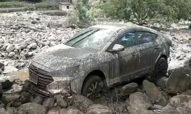 کلاڈ برسٹ سے سیلابی صورتحال, شاہراہ قراقرم اور شاہراہ ناران بابوسر ٹریفک کیلئے بند