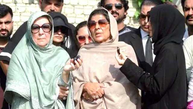 عمران خان نے کہا کہ جو لوگ نااہل ہوئے ان کی نشستوں پر کسی کو کھڑا نہیں کرنا: علیمہ خان