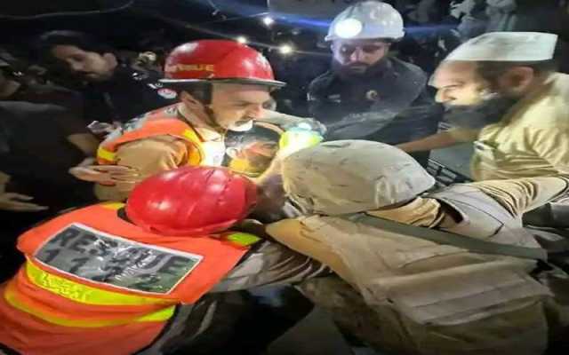 سوات: زمرد کی کان میں پھنسے 4 مزدوروں کو کامیاب ریسکیو آپریشن کے بعد زندہ نکال لیا گیا ۔