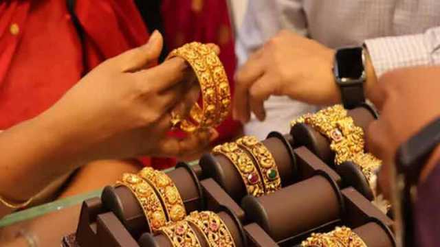 سونے کی قیمت میں 300روپے فی تولہ کمی