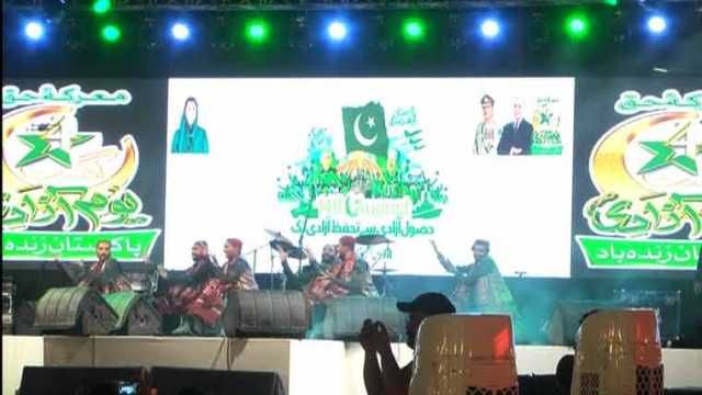 لاہور کے لبرٹی چوک میں آزادی کا عظیم الشان جشن، فائر ورکس کا شاندار مظاہرہ