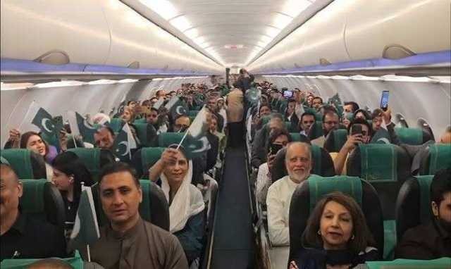 قومی ایئرلائن نے فضا میں یوم آزادی کے رنگ بکھیر دیے