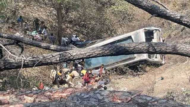 مظفرآباد: باراتیوں کی گاڑی کھائی میں گرنے سے 4 افراد جاں بحق