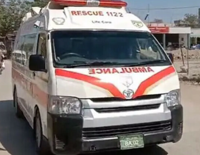 زیر تعمیر عمارت میں کام کرتے ہوئے 3 مزدور تیسری منزل سے گرگئے، 2 جاں بحق