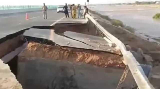 پنجاب میں سیلاب کی تباہ کاریاں: جلال پور پیر والا کے قریب موٹروے کا حصہ پانی میں بہہ گیا