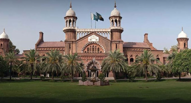 بیوروکریٹس اور پولیس افسران کے سوشل میڈیا کے استعمال کا اقدام لاہور ہائیکورٹ میں چیلنج