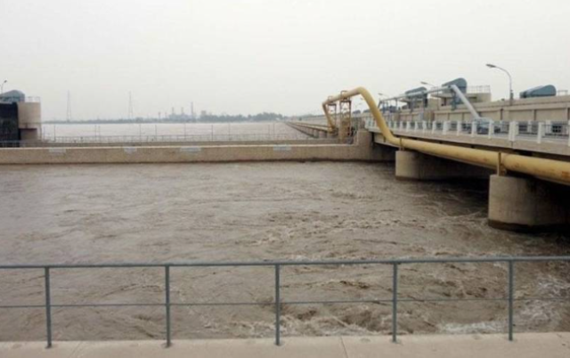 کوٹری بیراج پر سیلابی صور تحال برقرار، پانی کا بہائو 4 لاکھ7 ہزار کیوسک تک پہنچ گیا۔