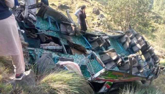 ڈی آئی خان: منی ٹرک بریک فیل ہونے سے کھائی میں جاگرا، 11 افراد جاں بحق