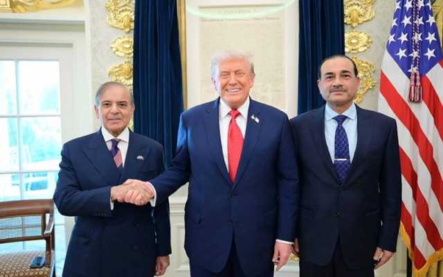 وزیر اعظم شہباز شریف کی امریکی صدر ڈونلڈ ٹرمپ سے خوشگوار ماحول میں ملاقات ، آرمی چیف فیلڈ مارشل سید عاصم منیر بھی ہمراہ