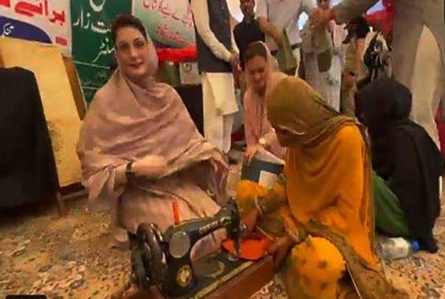  بہاولنگر: مریم نواز کا منفرد انداز, سیلاب متاثرین کیلئے سلائی مشین چلائی، کپڑوں پرسلائی بھی کی
