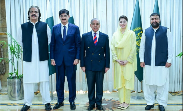 وزیراعظم کی زیرصدارت سول و عسکری قیادت کی بیٹھک، ملک دشمن مہم کا منہ توڑ جواب دینے کا فیصلہ