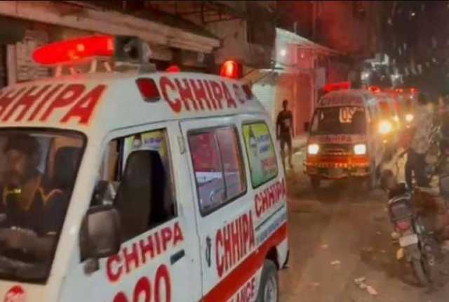 شکارپور :بے قابو ٹرک سڑک کنارے سوئے مزدوروں پر چڑھ دوڑا ، 7 جاں بحق، 6 زخمی