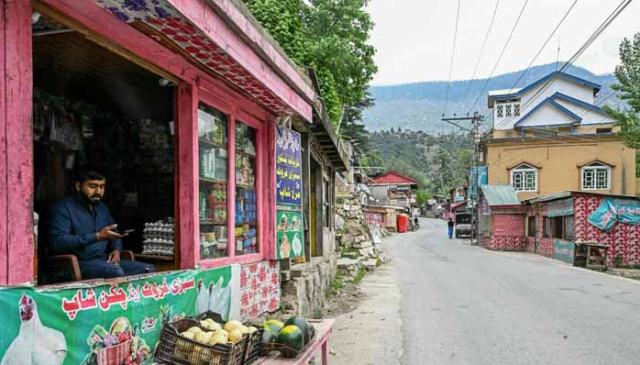 آزاد کشمیر کی وادیوں میں زندگی کی بحالی، موبائل سروس بحال اور بازار کھل گئے