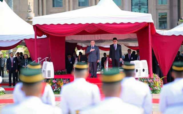 دورہ ملائیشیا: وزیراعظم شہباز شریف کے اعزاز میں استقبالیہ تقریب، گارڈ آف آنر پیش