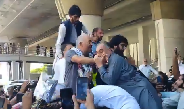  فلسطینیوں کی آواز بننے والے سا بق سینیٹر مشتاق احمد   کی اسرائیلی حراست سے رہائی،پاکستان میں شاندار استقبال