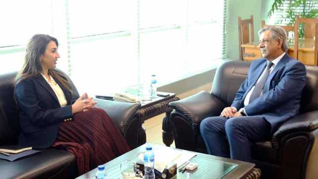 اعظم نذیر تارڑ سے امریکی ناظم الامور کی ملاقات، دو طرفہ تعاون جاری رکھنے کا اعادہ