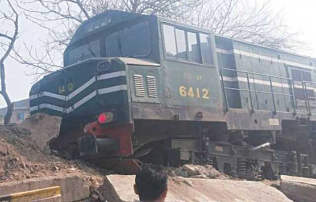 مال بردار ٹرین کا انجن ٹریک سے اتر گیا۔