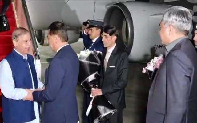 وزیراعظم شہباز شریف بیرون ممالک کے دوروں کے بعد وطن واپس پہنچ گئے۔