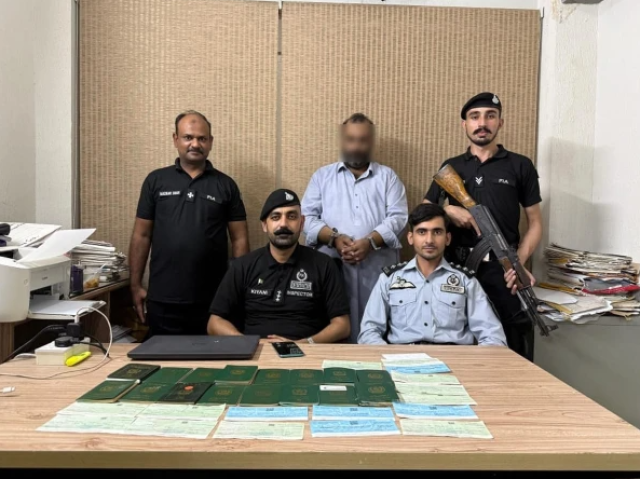 کروڑوں کے ویزا فراڈ میں ملوث انسانی اسمگلر گرفتار، متعدد پاسپورٹس برآمد