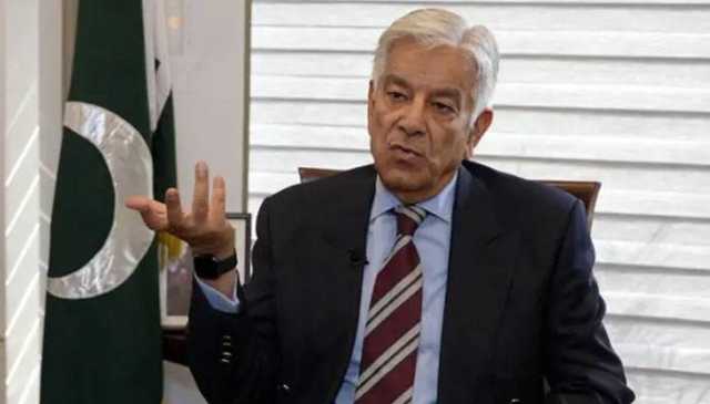 وزیراعلیٰ کے پی نے اپنےدفتر میں پاکستانی پرچم کی جگہ پی ٹی آئی پرچم کو دیدی، خواجہ آصف