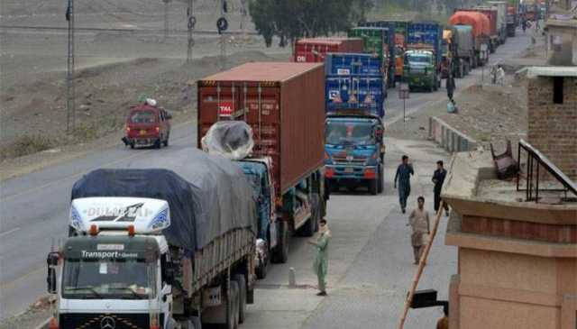 پاک افغان کشیدگی سے سرحدی راستے 13 ویں روز بھی بند،گاڑیوں کی قطاریں، پھل سبزیاں خراب