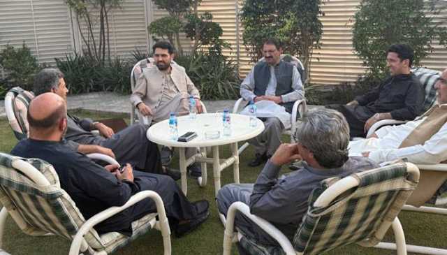 وزیراعلیٰ کے پی اور پی ٹی آئی رہنماؤں کا عمران خان سے ملاقات کے بعد صوبائی کابینہ تشکیل دینے پر اتفاق