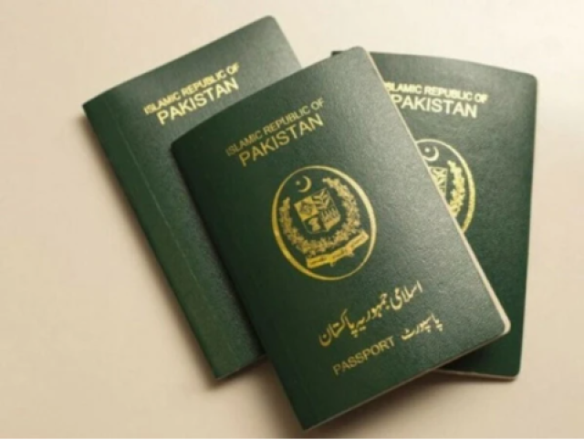 پاکستانی پاسپورٹ کے فرنٹ کور پیج کی تبدیلی کا معاملہ، امیگریشن ڈیپارٹمنٹ کی وضاحت سامنے آگئی