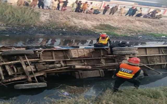 ٹرک کی سکول بس کو خوفناک ٹکر، بس نالے میں جا گری،21 بچے زخمی