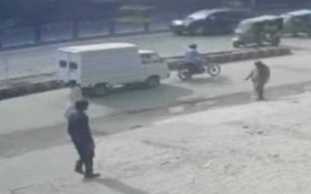 ڈاکو میڈیسن کمپنی کی گاڑی سے 62لاکھ42ہزار روپے لوٹ کر فرار